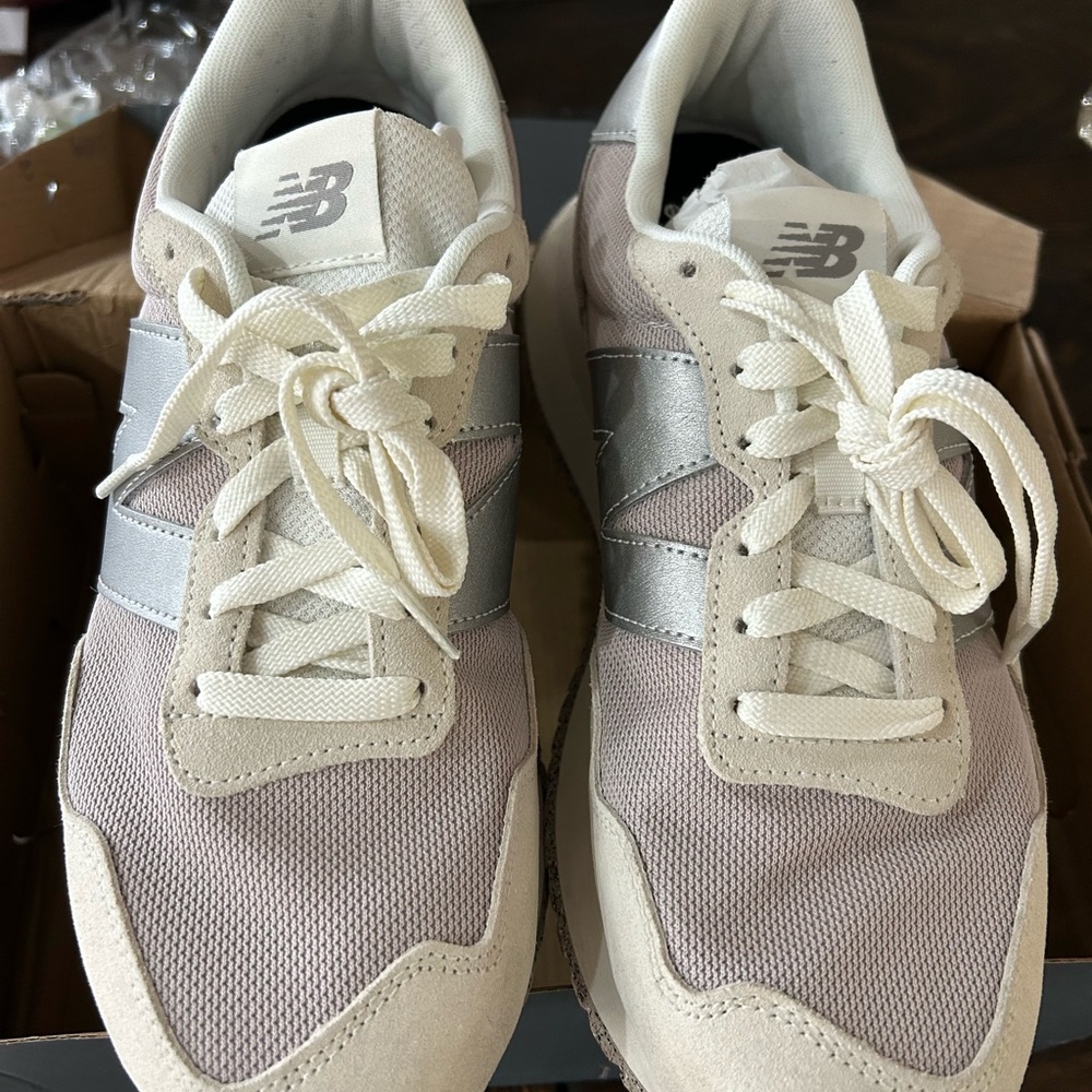 New Balance 237 Women's Silver and White Sneakers 10.5 or 9 men retro - Picture 3 of 6